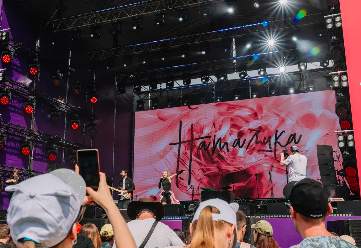 Фото Орали «Сигма-бой» и «А у реки». Опубликованы яркие моменты Черника Music Fest в Новосибирске 7